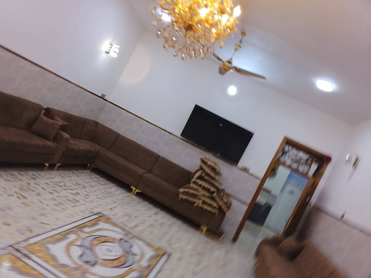 بيت للبيع كربلاء حي الغدير مساحه ٣٠٠ متر بناء جديد ٢٠٢٥ طابو صرف عرض الشارع ١٥ يتكون من مجمع صحيات خارجي استقبال ٩ في ٥ وربع ومطبخ ٧ في ٥ وصاله ١١ في ٥ وثنين غرف نوم ٦فی ٥ ومجمع صحيات داخلي  ومناور ٢ فول الفول البيت جاهز من كلشي ***********
