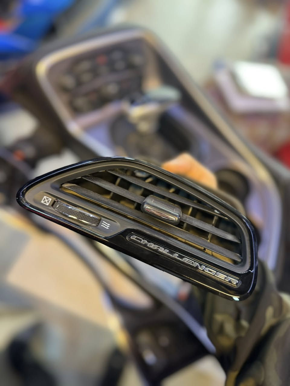 سلام عليكم
غراض جالنجر للبيع 2022

زوج مرايات اصلي وكاله 
فرس كامل جالنجر
دكت تبريد وكاله جالنجر
اطار شاشه جالنجر
***********
***********
