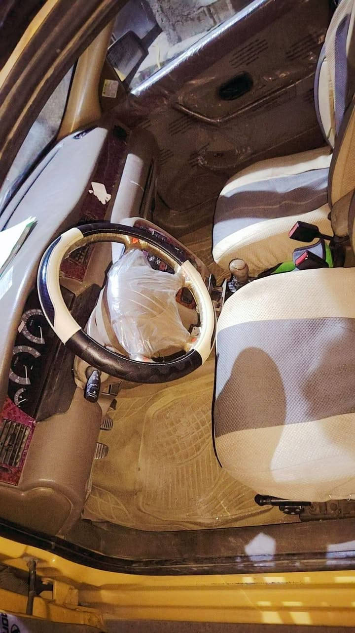 سلام عليكم سمند موديل 2011 للبيع بغداد الحسينيه مال راجديه 
سياره جاهزه مكينه لا تبخير ولا تنقيص جديده كير ومحرك مكفولات السياره نقصها كشنات ثنين لا اكثر شويه تعبانات تبريد شغال كهربائيات كلها شغاله ما بيها ضربه السياره بيها بولبرين وره السايق بس السياره احلا من الصوره السعر 38 وبيها مجال بصيط(***********)
