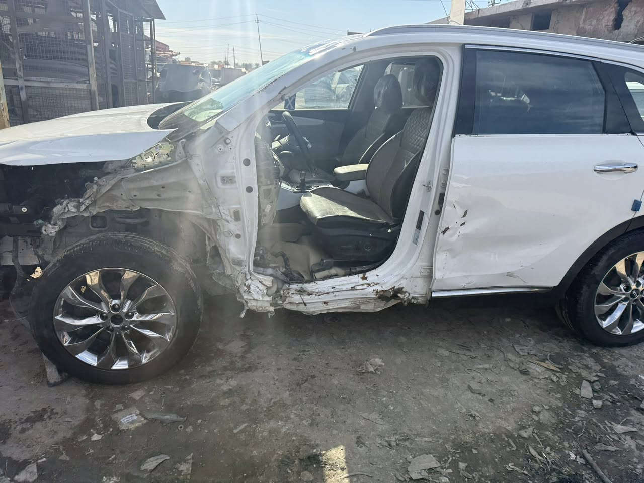 سورنتو خليجي موديل 20رقم بغداد تحويل سيارة فول مواصفات بصمة جلد اربع كامرات 7راكب 3قطع تبريد6سلندرسايد بريك بصمه وبعد بيه مواصفات سيارة صار بيه حادث ابيعه على حادثه كير مكينه شاصي مكفول حادثه موضح بصوره اعتذر من المراوس سابقن كفالة عامه مكانه سيارة بغداد جسر ديالى ***********
