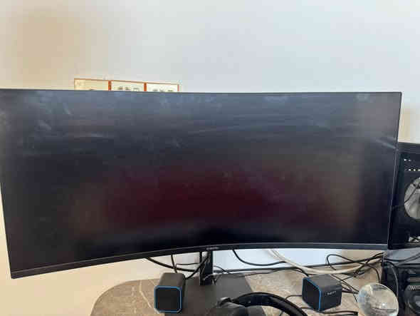 السلام عليكم 
pc gaming للبيع مع شاشه 
مواصفات
كارت 4070 gigabyte gaming
معالج رايزن 5 7600x
رامات 32 تردد 6400 juhor
bord b650 حجم كبير
تخزين 2 تيرا
كلها اضاءة حتى رامات وهم عليهم صوره انمي الرامات ومراوح 7 بالكيس تكدر تتحكم بيهم 
شاشه/شاومي حجم 34 دقه 4k 180hz
السعر 2,500,000 مليونين ونصف
استخدام قليل 
سبب البيع (اريد اشتري لابتوب بسبب دراستي)
واتساب ***********
