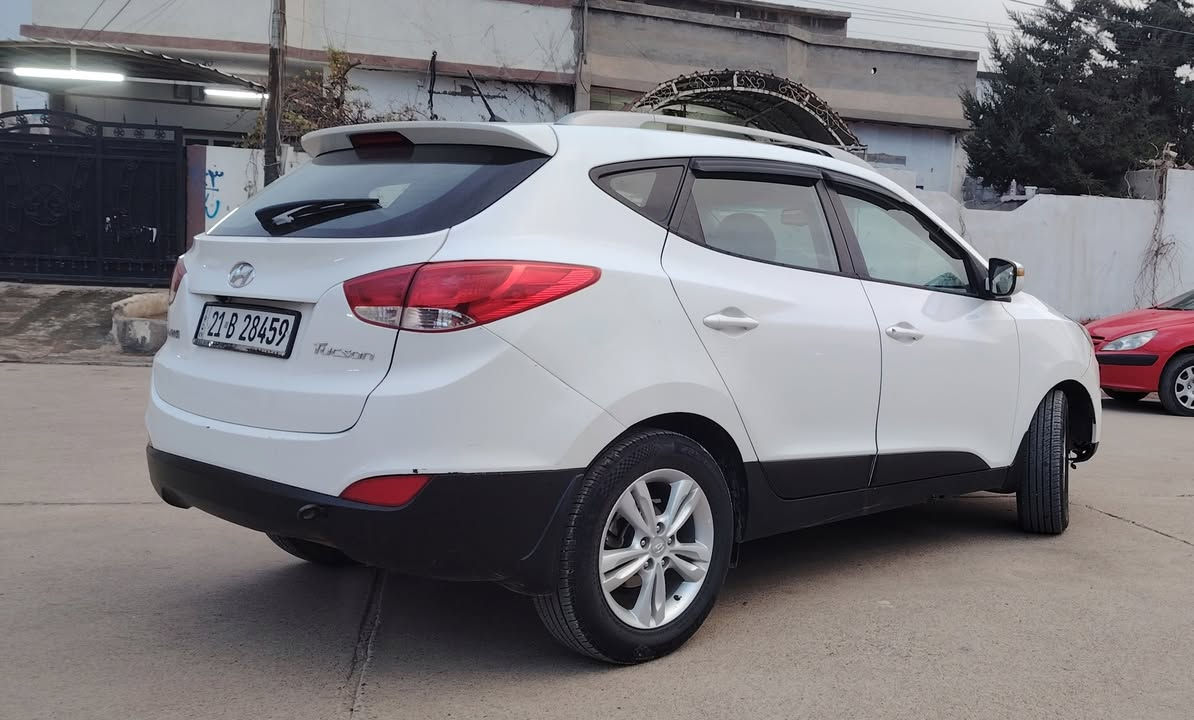 توكسان 2013 رقم شمالي
سنويه ورقم وزنكه ومنكه كله جديد
كير محرك تبريد تدفئه كله بالشرط
سياره مناقصها اي شي
*********** 
دفتر بانزين بيها 
السياره واكعه عليها قمريه وصاير صبغ ومعجون بالقماره
هي كم قطعه صبغ اني ابيعك صبغ عام بس السياره كلش حلوه وجاهزه
ترايها يخبل مكان السياره كركوك
السعر ١١٥ وبي مجال بسيط
