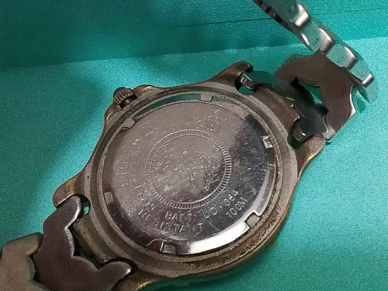 ساعة غواصين كلاسيك.. روتاري اسبين Vintage" تعود لفترة التسعينيات)..حركة كوارتز (Quartz) سويسرية تعمل بالبطارية.مقاومة الماء: حتى عمق 100 متر (10 ATM).نوع الزجاج: كريسيتال ياقوتي (Sapphire) مقاوم جداً للخدوش.التصميم: هيكل وسوار معدني ثنائي اللون (فضي وذهبي) مع إطار علوي (Bezel) يدور في اتجاه واحد ونافذة لعرض التاريخ ..للتقيم ثم البيع لاعلي سعر التسليم في المرج الجديده


**إذا كنت صاحب هذا الإعلان وتريد حذفه لأي سبب، رجاءا أرسل رسالة إلى الدعم الفني**