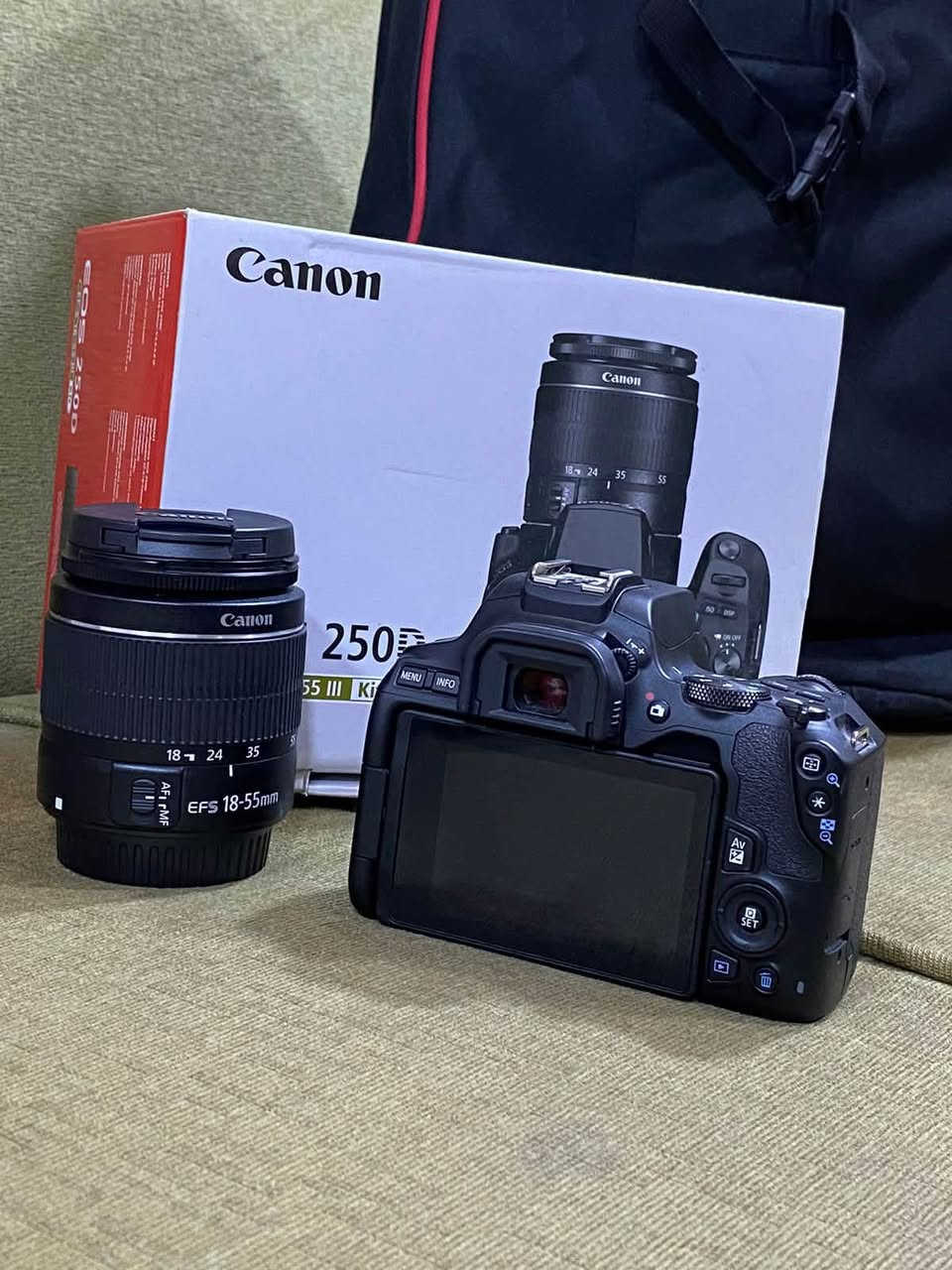 للبيع Canon EOS 250D
كاميرا نظيفة جدًا وتعمل بكفاءة ممتازة، الاستخدام شخصي.

المواصفات:

* دقة 24.1 ميجابكسل
* تصوير 4K وFull HD
* شاشة لمس متحركة بالكامل
* Wi-Fi وBluetooth
* تركيز تلقائي سريع Dual Pixel AF
* مناسبة للتصوير الفوتوغرافي وصناعة المحتوى.

الملحقات:

* ✅ العدسة الأصلية Canon 18-55mm
* ✅ الجنطة الأصلية
* ✅ الكارتون الأصلي
* ✅ الشاحن والبطارية

الكاميرا بحالة ممتازة، وما بيها أي مشاكل.
للاستفسار أو معرفة السعر، راسلني على 

***********

السعر ٦٥٠ الف وبيها مجال بسيط
