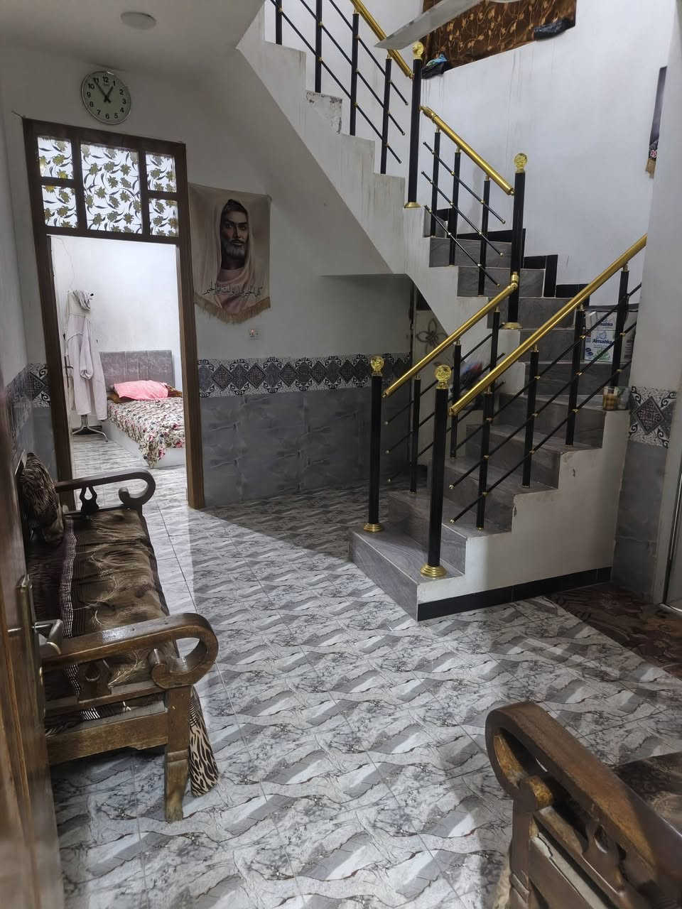 الدار للبيع 
مساحه البيت 100
منطقه شارع شريفه جديد محيزم ٤ 
طرمه كبيره 
ستقبال 
مطبخ 
غرفه نوم واحده 
بيت جديد بناء ٢٠٠٢٣ 
صطع العدد ٢ 
رقم الهاتف ***********
السعر 80 بيه مجال للشراي
