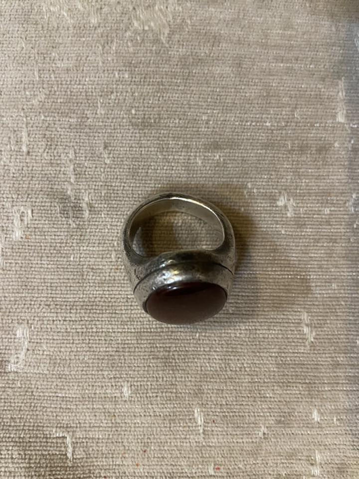 خاتم رجالي كلاسيكي مصمم من الفضة الإسترليني عيار 925، ومطعم بحجر عقيق يماني طبيعي كبير باللون الأحمر الداكن (الكبدي). 
نوع الحجر: عقيق يماني طبيعي (كبدي أو كرزي).
المعدن: فضة عيار 925.
التصميم: كلاسيكي بيضاوي مناسب للمناسبات الرسمية واليومية.
الوزن: عادة ما يكون وزنه ثقيلاً نسبياً، ويبلغ حوالي 24 إلى 30 جراماً.


**إذا كنت صاحب هذا الإعلان وتريد حذفه لأي سبب، رجاءا أرسل رسالة إلى الدعم الفني**