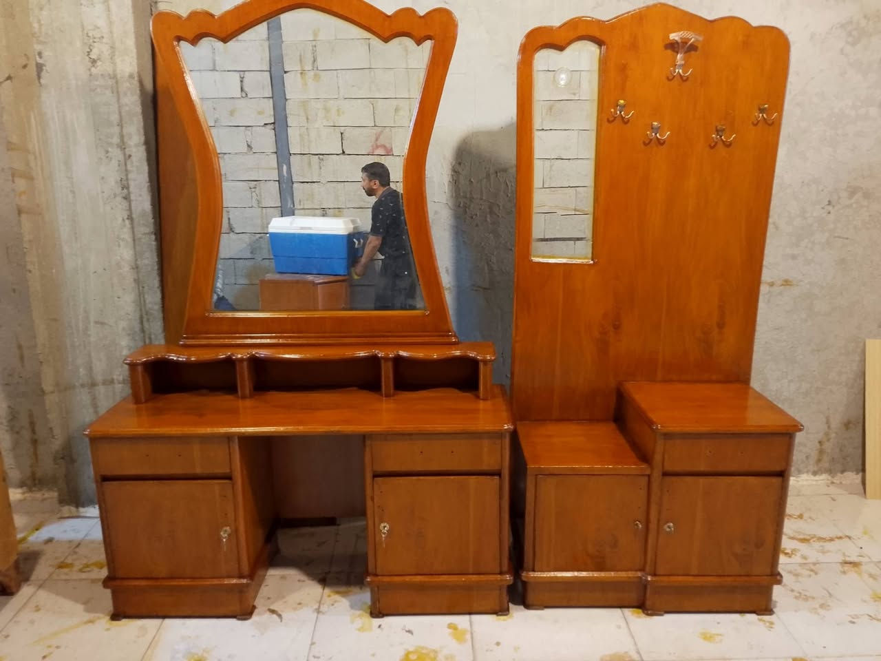 عرض خاص غرفه سته أبواب ملحق شغل ثكيل درجه اولى نضيفه حيل حيل سعرها 600 قفل قفل ***********
