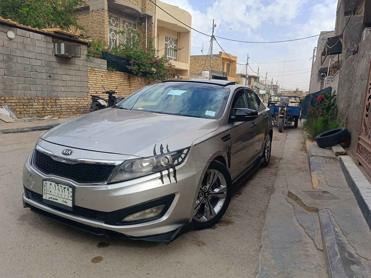 سلام عليكم اوبتما 2013 امريكي   sx اعلى فئه VlP فول مواصفات .
المواصفات.
1.بصمه تشغيل + بصمه ابواب+ بصمه صندوك
2.بنروما قطعتين 
3.التبريد قطعتين
4.الكشنات خزن ميموري+ كشنات كهرباء+ كشنات مساج +الكشنات الخلفيه هيترات
5.فول تحكمات ستيرن وضعيات قياده وتثبيت مسار وتثبيت سرعه+ شفتات بالستيرن
6.المراي شفط + اشاره بالمراي
7.الجام ذكي ينزل بس يستشعر شي فوكاه
8.شاشه بلاد وكامره بلاد+ دبل كزوز
9.السماعات من نوع أنفنتي 10 سماعات و2 دمام يعني صوت مرعب
10.علامه كيا ضوئيه على دوسات البيبان
11.الكشنات حضن
شباب السياره عليها أدامه يعني التبريد منضومه جديده من كمبريسر الى بواري وغاز وراديتر كلفني 600 صارله كم يوم وتبريدها ثلج. ومنضومه البريك كلها جديده والصدر والحداديه جيديد كلفني 600 صار سبوع المحرك 2000 تيربو . شباب السياره مثل ما موضحلك بالسونار بيها قطعتين صبغ وبيها طخه بسيطه باللغود يعني مو ضربه والشواصي سليمه والسونار كدامك تأكد منه وعندي الجاملغات بلاد مال سياره حاويه . سعرها 112 وبيها مجال عنواني الكوت . رقمي .***********
