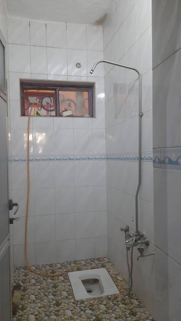 بيت في حي النصر 
قرب  ملعب كربلاء الدولي ....
المساحة (١٠٠متر ) (٥×٢٠)..
طابقين ...
الطابق الارضي (استقبال+ مطبخ+ صالة+صحيات )
الطابق الثاني (غرفة كبيرة  +صحيات )
البيت بأسمي(***********)
يرهم أقساط ..
