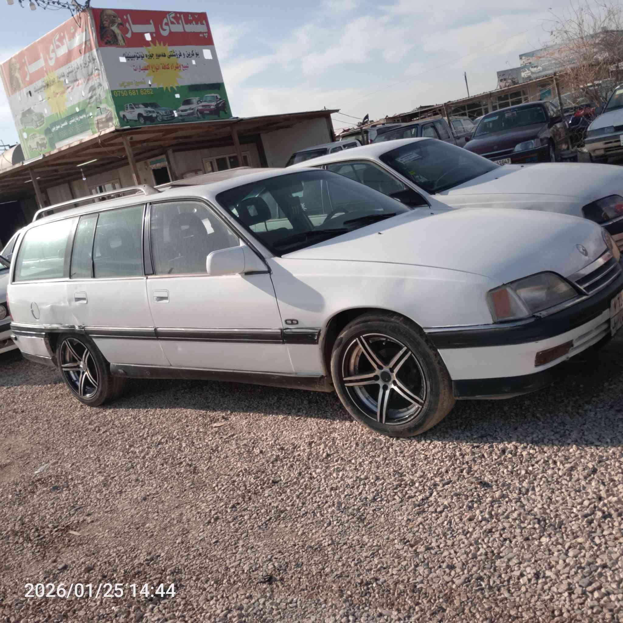 سەیارە ئۆمیگا مۆدیڵ 1993
گێڕ حادی گێڕو مەکینە بەشەرت
کارەبای هەمووگیانی ئیش دەکات
چوارتایەو ویڵی نوێ ڵە سەرە
سەیارە کە سەنه وی بەزربووە
من بەئەوەڵایات دەی فرۆشم
سحر23مەجاڵ شوێن هەوڵێر
***********

