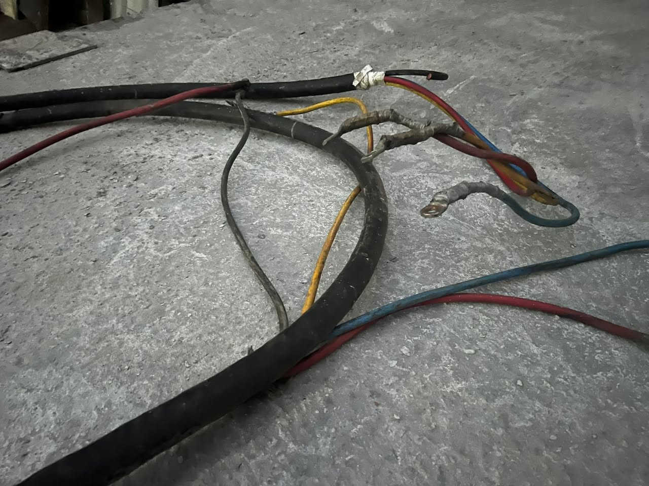 السلام عليكم 
كيبل 4في70 /12 متر مترمل 
السعر 450 الف ووبي محل بصيط 
العنوان بغداد
***********
