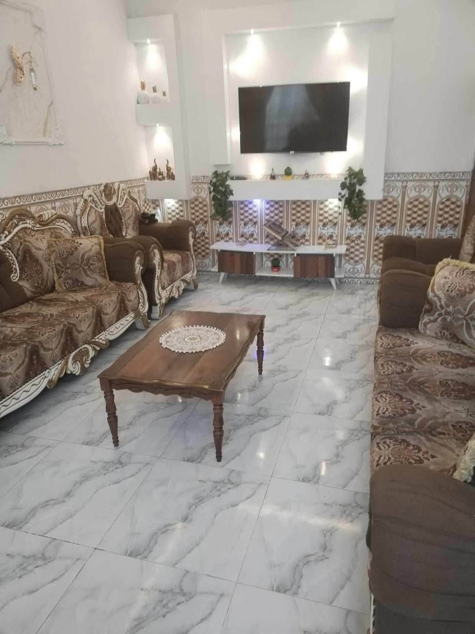 دار للبيع منطقة حي المصطفى ٧نيسان 
دور الضباط طابو زراعي سند ٢٥ 
قرب اسواق قصي طابقين 
واجهه ٥نزال ٢٥
مساحة ١٢٥ متر 
يحتوي طابق ارضي استقبال ٦×٤ وممر يدخل 
على مطبخ وصاله بيها صحيات داخلية وخارجية 
وغرفه نوم واحده تحت ممر في الاخير 
الطابق الثاني غرفتين كبار واحده صغيرة 
 صاله  وبيتونه  
للاستفسار الاتصال ***********
