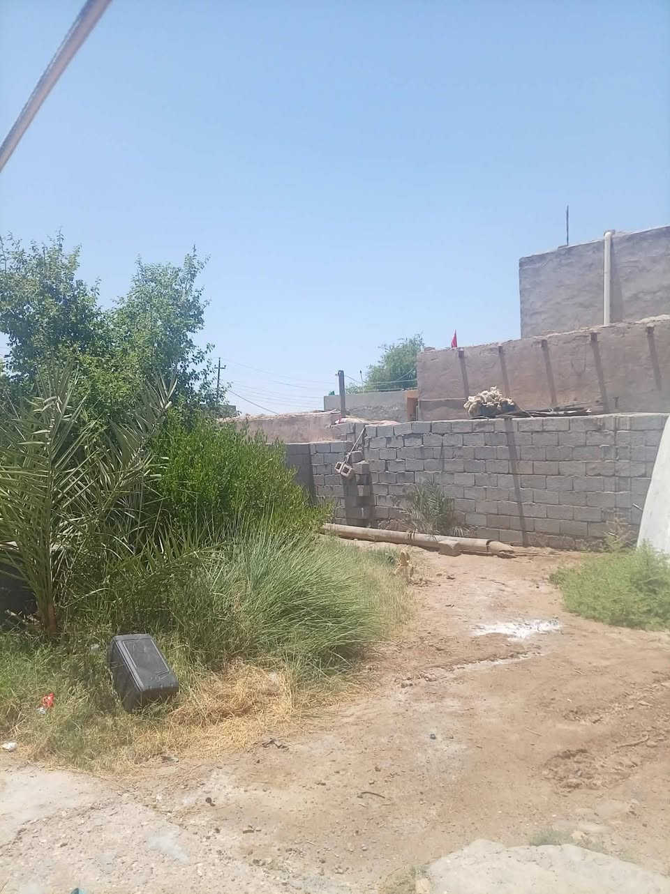 السلام عليكم بيت للبيع في الكوت حي الحكيم الثانيه (قريه سيد شاطي) قريب على الشارع العام المساحه 250 م بيت نضيف ومابيه كل نقص من ناحيه الكهرباء والماء كامل من جميع النواحي يتكون من مطبخ واستقبال وغرفه نوم وصاله جلوس وصحيات خارجيه وبيه حديقه مساحتها ما يقارب ل100 متر كما موضح داخل المنشور للاستفسار الاتصال على الاقارم التاليه متواجد اتصال فقط وبيكم خير وتدللون 
***********
***********(ابو زهراء)
