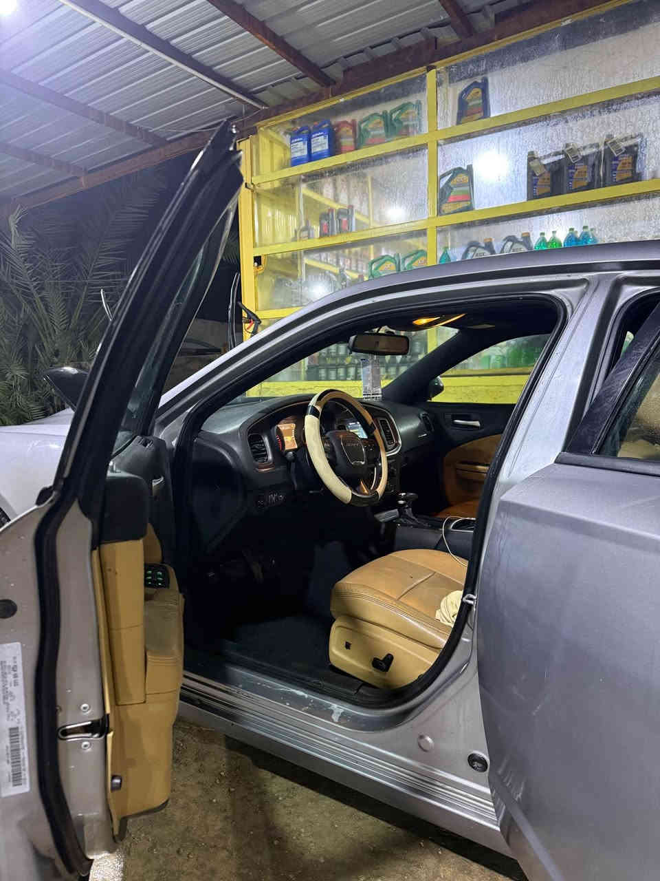 جارجر 2016 اصل 
محدثه داخل وخارج GT
سقف رولز رويس ريموت متغير وعالتلفون
كلاصات حار بارد 
شاشه كار بلاي
شاشات خلفيه 
تشغيل عن بعد 
سستم صوت بيس
دمام بيس وامبلي فاير 
كشنات تدفئة وتبريد كهربائي 
دواسة بانزين كهربائية 

تبديل 3 قطع 
باب مبدل نفس اللون اصلي اثر شخوط 
جاملغ جهة العبري 
والبنيد مبدل لغرض التحديث بنيده الاصلي موجود 
بيه رشات صبغ خفيفه مو اثر حادث شخوط تصلحت بدون معجون بالجاملغات الخلفيه 
كير محرك كفاله مفتوحه سرعه 
السعر : 175 وبيه مجال للشراي 
رقم الهاتف : *********** الشطره, ذي قار
