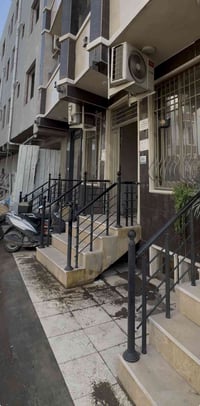 شقه للايجار طابق ارضي معزول  تحتوي ع غرفتين واحده منهم ماستر  واستقبال...