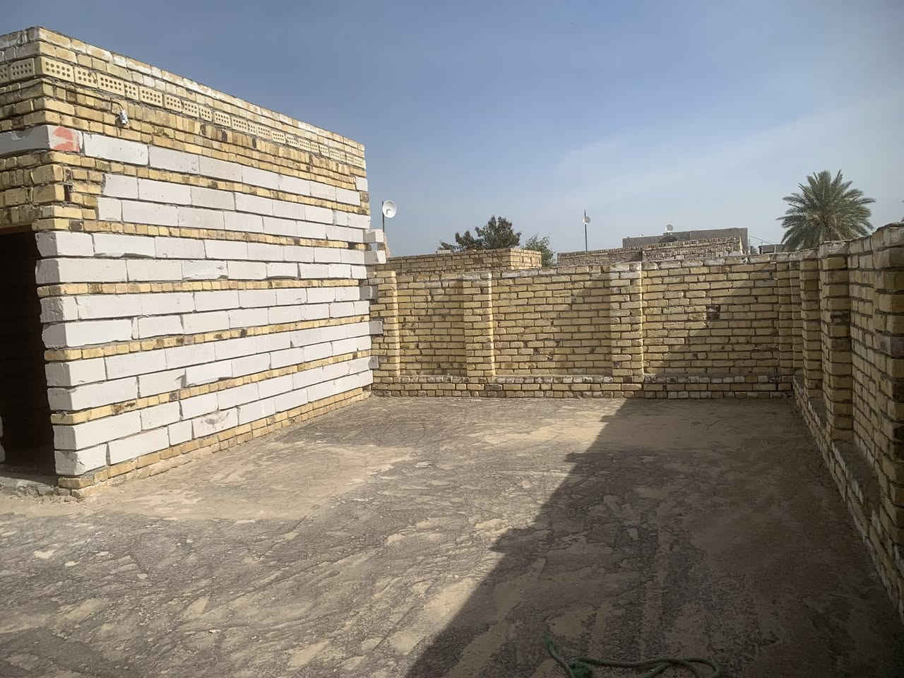 ⚠️ بـيـت طــابـو زراعــي سـنـد 25
⚠️ الـمـسـاحـة 200
⚠️ الـمـكـان الـحـمـزه الـغـربـي / حــي عــدنـان / الـطـابـو الـزراعـي / عـرض الـشـارع 8 مـتـر / يـبـعـد عـن الـشـارع الـعـام تـقـريـبـاً 500 مـتـر
⚠️ الـواجـة  10
⚠️ الـنـزال 20

⚠️ الـبـيـت مـتـكـون مـن :-
 ❗️ إسـتـقـبـال  6 ❎ 4
 ❗️ غـرفـتـيـن   5 ❎ 4
 ❗️  مـطـبــخ    5 ❎ 4
 ❗️ مـنـور دايــر  الـبـيـت حـرف L
 ❗️صـحـيـات خـارجـيـة

 ⚠️ بـنــاء جـديـد طـابــوگ 
 ⚠️ صــب كـونـكـريـت
 ⚠️ إسـتـارة الـسـطـح دايـر الـبـيـت طـول 180 
 ⚠️ درج  دايــر
 ⚠️ الـسـطـح مـزفـت و كـامـل 
 ⚠️ كـهـربـاء مـأسـسـه و كـامـلـه
 ⚠️ الـبـيـت عـايـز شـغـلات قـلـيـله

⚠️ الـسـعـر مـنـاســب و راقـــي جــداً جــداً 🔥🔥

⚠️ للإسـتـفـسـار مـراسـلة الـصـفـحـة او الإتـصـال عـلـى الـأرقـام أو عـلـى الـواتس آب  
 ***********
 ***********

 أو زيـارة مـكـتـب الـمـمـيـز  قـرب مـحـطـة وقـود    
الـمـدحـتـيـة مـقـابـل إسـتـدارة الـصـقـر
