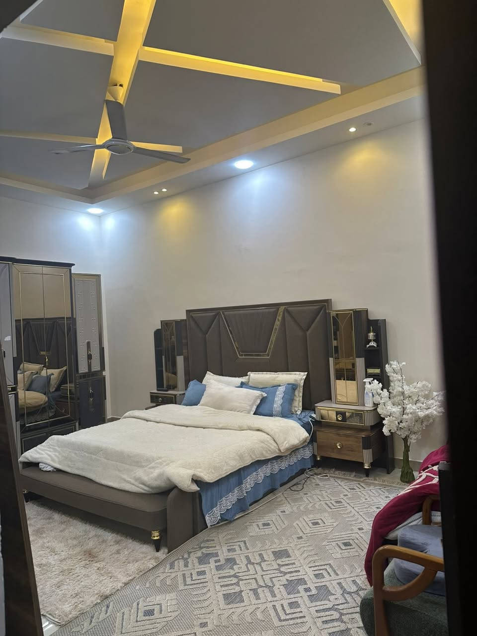 السلام عليكم دار للبيع مساحه 250 حي الجوادين قرب مدرسة انوار الجوادين جاهز ومرتب بناء حديث السعر 160 بي مجال بسيط للاستفسار ***********
