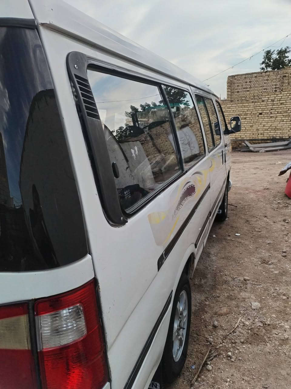 سلام عليكم 
فتون لبيع او مراوس بجنبي نضيفه عادي 
 السعر 45 وبيها مجال
مديل 18 كفاله سياره نضيفه مكينه كير اكسن.حداديه نص عمر زوج تواير انضاف دوشمه جديده كشنات جلد كهربائيات كامله تبريد مايشتغل وسياره بدون ارقام وسنويه
***********
