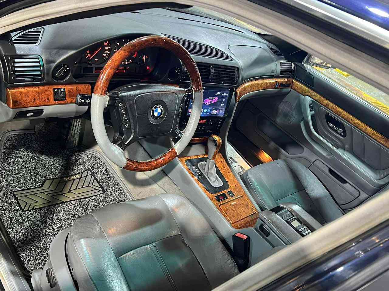 بي ام ٧٢٨ نيلي صبغ عام جمالية موديل ١٩٩٨ رقم سليمانيه بسمي تحويل بشرط سيارة جاهزة فول مواصفات تبريد تدفئة حدادية وتخم تاير جاهزة للاخير *********** عنوان بغداد بغداد, العراق
