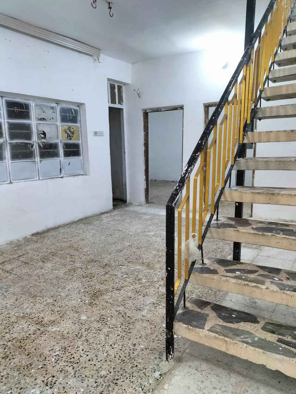 بسم الله الرحمن الرحيم

يتوفر دار للايجار🚨
مساحه ٨٠ متر
موقعه المشتل قريب من شارع المطبك
يحتوي على ممر استقبال
غرفتين نوم خدمات منور مطبخ
الطابق الثاني يحتوي على صاله وخدمات وغرفه نوم  
للاستفسار الاتصال وتساب
***********
