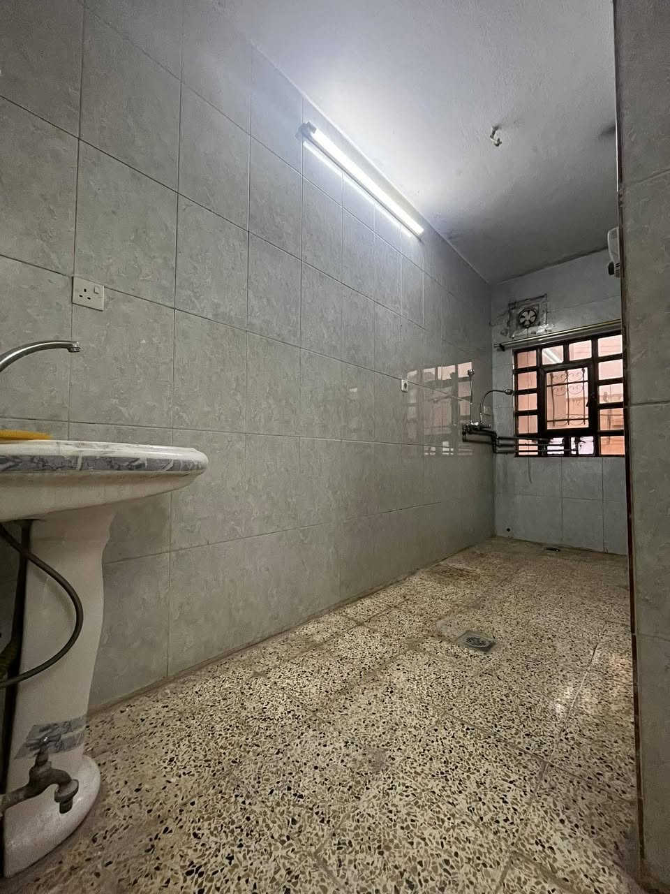 السلام عليكم شقة للايجار في حي الصديق قرب جامع صلة الأرحام متكونة من استقبال وغرفة كبيرة وغرفة صغيرة وترهم للأطفال أيضاً ومطبخ حار وبارد كبير وصغير وصحيات.. مطلوب عدد نفرات قليلة لاتتجاوز الـــ 3 نفرات للأستفسار والتواصل على الرقم التالي 
***********
