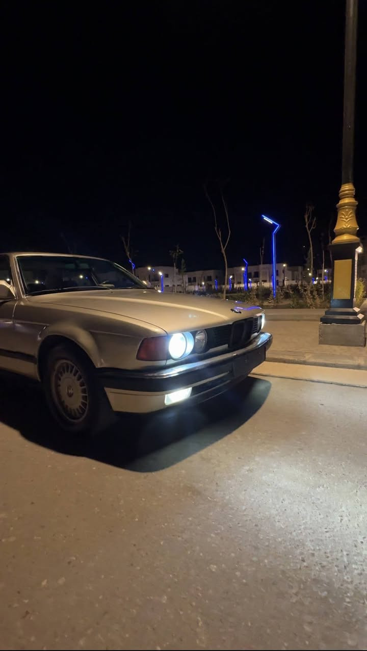 السلام عليكم
صل ع محمد وال محمد 
 سياره للبيع BMW 735i V6 3.5L محرك مفتوح  رقم بغداد سنويه جديده لسنة 2029 شهر 12 فحص وهزه كامله 
-كير ومحرك حاويه جدد ماشاءلله شرط شلعه وبطناش شرط الفحص وين متريد مكينه و الكير طبكه كامله مشدود بيه
-منظومه مي المحرك جديده ( راديتر + ولف الحماوه + الجوينات ) يعني حماوه نص اله شعره ثابته 
-السياره دبل كمبيوتر فول والموصفات معروفه مالته 
ساعات جديده حاويه (كيجات الدشبول ) 
-مسجل (بلوتث +AUX +USB) جديد
-دبل جكمجه
-السياره فتحه سلايت جديد حاويه 
-كشنات جلد دوشمه جديده  
-تنته والعضمات والدشبول الخلفي مدوشمه جديده لون رصاصي البلادي 
-كشنات كهرباء السايق والصدر 
-غرفه الجنطه جديده حاويه
-منظومه زنون كامله سكن وناصي وعالي وبلوجكتر 
-شاشه وكامره خلفيه
-السياره دواخل صاج ملكي بطاين الباب جدد مال حاويه 
-دعاميات اصليه امامي وخلفي 
-ايرباك ستيرن
-البك لايت حاويه اصلي 
-هوك خلفي 
-السياره بيه سبير ويل كب
-سايد بريك شغال 
-تايرات امامي جدد والخلفي نظيف كلش 
-3 وضعيات قياده شغاله (Sport .  Eco . Winter)
بختصار السياره حلوه وبالواقع احلى من الصور
مصبوغه جماليه 
التبريد فيريز وبوكس التربيد حاويه والراديتر والصوندات جدد نقصه فقط كمبريسر (شرط) كان شغال وتبريده ثلج بس عدم التفرغ مسويته 
والسياره بيه نواقص بسيطه ( كماليات )
السياره معمره جديد ونصبته كلش حلوه 
حداديه 70٪   
مكان السيارة كربلاء
السعر 55$ وبيه مجال حك جيتك 
والسياره متعوب عليه اكثر من سعره
*********** متواجد واتس اب ايضا
