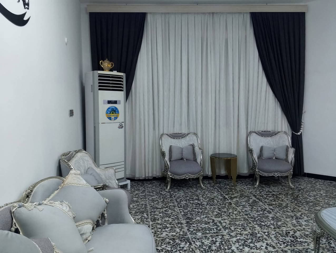 بيت بناء حديث درجة أولى للبيع مع الاثاث السعر 147 مليون المساحه 250 متر الاثاث كله جديد وفصال تركي تخم وغرف نوم عدد 2 وكاونتر مطبخ بالبكرلي الثالثة قرب قاعة الحديد ومحطة البانزين الجديدة  يقع على شارع عرضه 10 أمتار قرب خط كيات البكرلي خدمات كامله ماء اساله وكهرباء ومجاري وقريب عالتبليط جدا يحتوي على ثلاثة غرف نوم وصاله ومطبخ حار بارد وهول كبير جدا ومجمع صحيات داخليه وصحيات خارجية وحديقه وكراج سيارة عالي عن الشارع البيت مربوط مجاري بناء طابوق جمهوري سند 25 طابو زراعي تحويل مباشر باسم المشتري للاستفسار ***********
