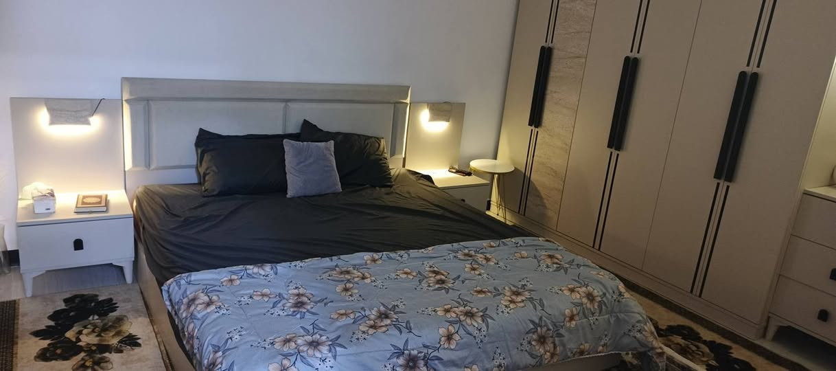 غرفة غير مستعملة الله شاهد اشتريتهة اومستعملتهة المندر وياها عدا المراية العامودية رايدهة إب 750الف والله بس المندر صار علي إب200الف و الغرفة ابنص سعرها الي رايدهة أي راسل الرقم /***********
