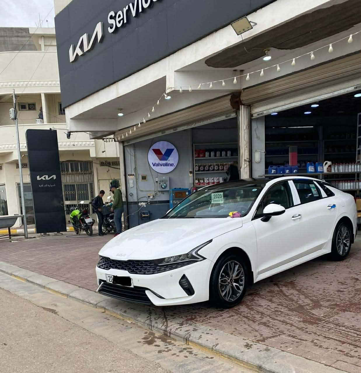 السلام عليكم
للبيع فقط بدون مراوس 
كيا k5 خليجي ضمان شركه NIM 
السيارة بعدها بضمان الشركه 
موديل 2023 
مواصفات 
1.حساسات امامي خلفي
2.كامره دواره 
3.كشانه جلد 
4.كشن سائق كهربائي 
5.لد خلفي مسطره
6.كشاف ضباب 
7.تدفئة كشانه 
8.مانع انزلاق
9.مري شفط
10.اشاير بل مري 
11.تحكم ستيرن جهتين
13.مثبت سرعه
14.شاشه اعطال
15.اوتو هولد 
16.سايد بريك كهربائي 
17.شاشه كار بلي
18.بصمه
19.بانوراما 
20 اريل انفكيشن
21..5ويل كب 
22.كشافات اماميه
23.حساس ضغط الإطارات 
24.اشاره تريحيب 
25.صندوق بصمه 
محرك 2.0 cc دوش
كير at المرغوبات 
رقم اربيل تحويل مباشر 
هزه جديده 
كير محرك كفاله 
كشر مكفول من صبغ والتبديل 
بيها بارد جوه قبق البانزين ووشويه بل باب خلف السائق معدل bdr
السعر 210$ وبيها مجال 
مكان السياره:-الانبار-رمادي 
رقم الهاتف:-***********
