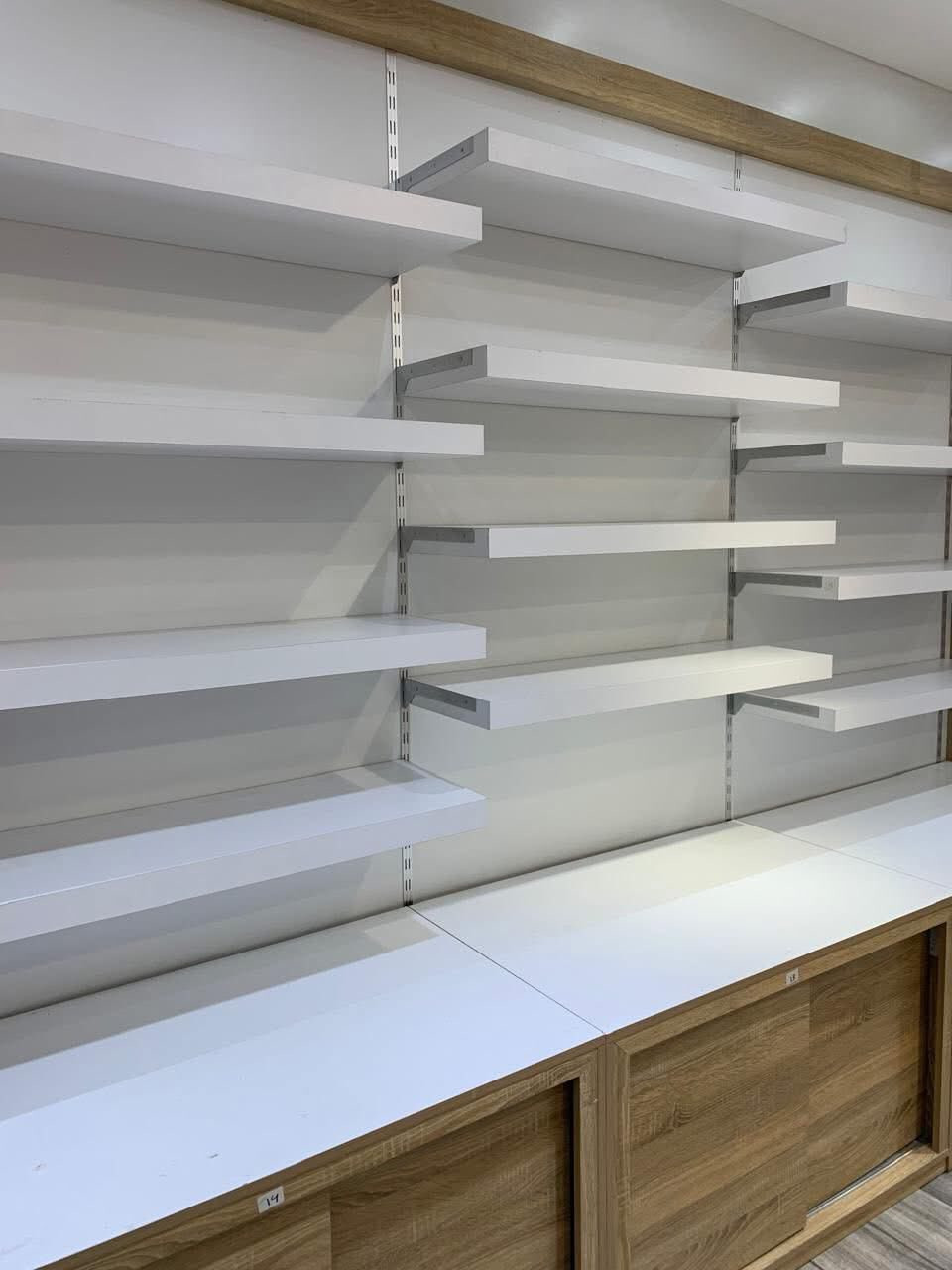 رفوف ولوكرات خشب للبيع 
72 رف مع 18 لوكر 
بغداد واتساب ***********
