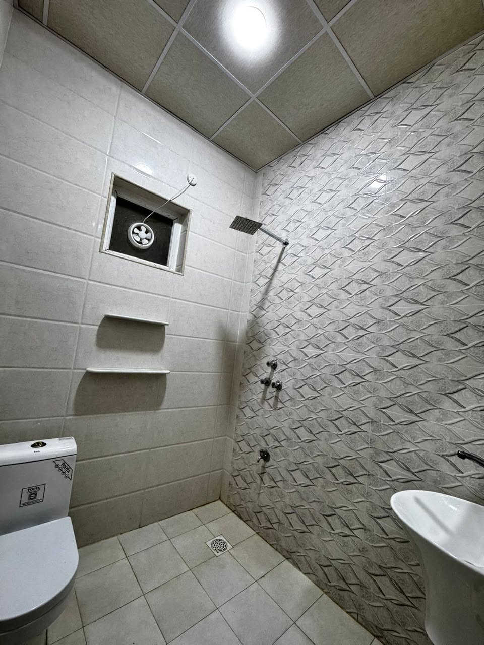 بيت في منطقه حي الارامل
خلف اثاث الشهد طابقيين الماسحه 200متر طابو البيت كله درجة اولى بناء اشراف صاحب البيت خطوه بخطوه قريب جدا على شارع 60 منطقه هادئه جدا الشعر 250 مليون استفسار البيت يتكون من مطبخ حار بارد كلدور استقبال صاله غرفتين ارضي الطابق الثاني 3غرفه مع صاله يتكون من 5غرف نوم وصاله في الطابق الاول والثاني وحمامات ومطبخ حار بارد للاستفسار الاتصال على الرقم ‏‪0781 707 9059‬‏
