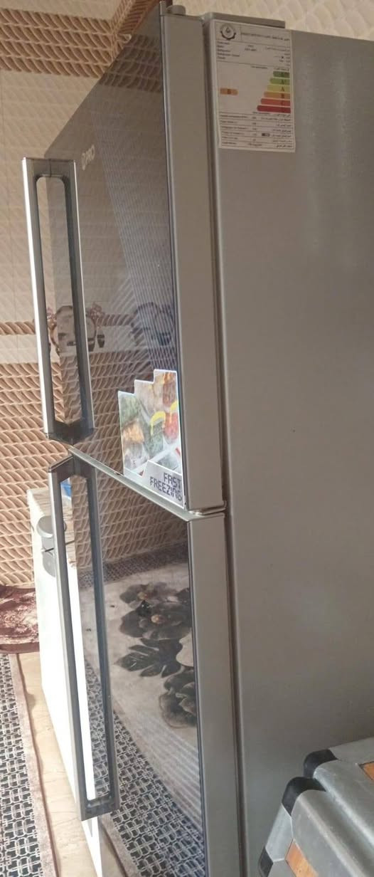 ثلاجه للبيع نضيفه وجديده 
محتاج واريد أبيعها السعر 500 وللشراي بيها مجال 
للاستفسار الاتصال ع الرقم ***********
