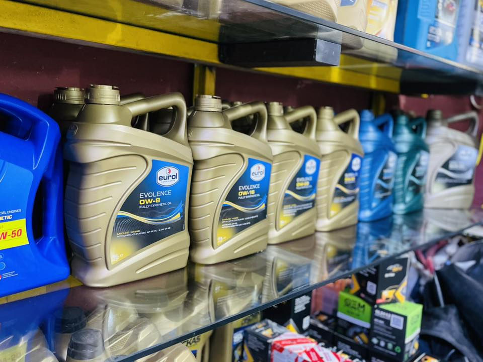 السلام عليكم توفر لكم خدمات ابو سمير  
 وصول زيوت السيارات ماركات عالمية 
مع فلاتر اصلية للسيارة (هايبرد او بانزين)
مع محسن بانزين لل دوانز+منضف غرفة الاحتراق 
ويوجد ماء راديتر زيتي الاصلي 
زيوت السيارات من 0w-8 فما فوق جميع الانواع مع الضمان 

بوليش كافة السيارات+جهاز جلي لايتات السيارات

العنوان اسديره وسطى 
مجاور مجمع السامي الطبي
‭***********
