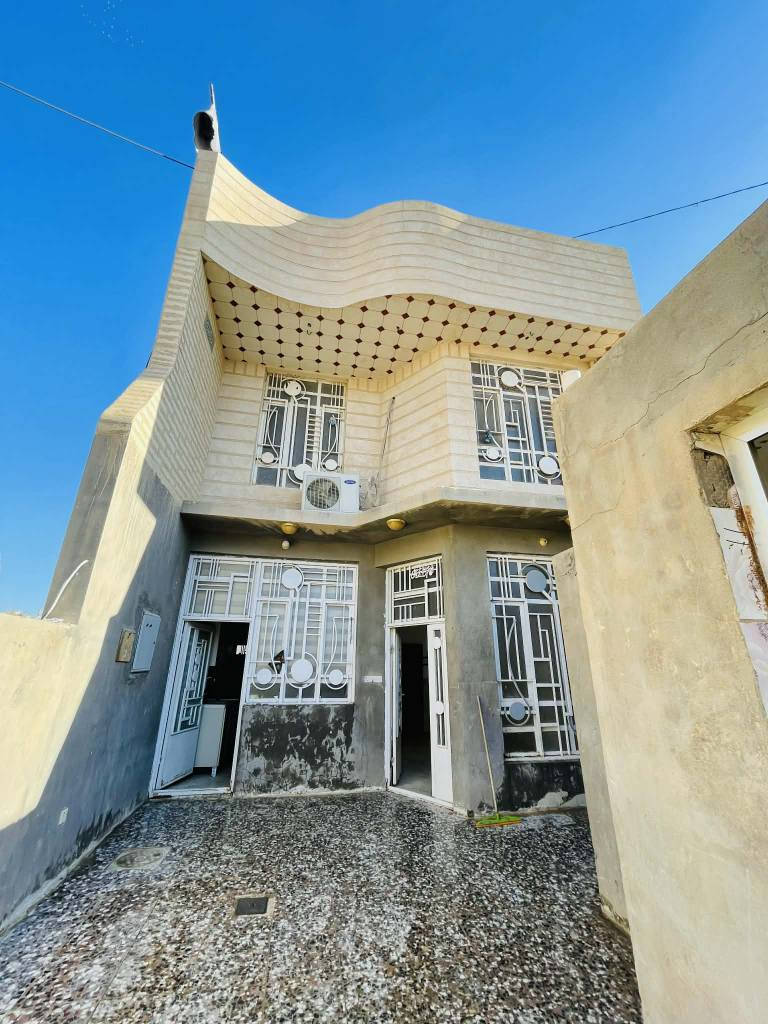 السلام عليكم
بيت مساحة ١٧٥ م للبيع
منطقة المعملجي قبل جامعة الصفوة طابو زراعي اقرار محكمة
إله طريقين من شارع المعملجي بعد بانزين خانة المعملجي والسوق او من شارع سايدين اللي يربط الروضتين  البزل اللي تغلف
تفاصيل البيت.
- واجهة البيت ٧ متر والنزال ٢٥ متر.
- البناء طابوق جمهوري وصب درجة أولى 
- طابقين ويحتوي على محل صغير
- الطابق الأول / استقبال٦*٤ وصالة٧*٥ وغرفة نوم٥*٤ ومطبخ٥* ٢،٥ ومجموعة صحيات منفصلة داخلية وخارجية
- الطابق الثاني  ٣ غرف نوم + مجموعة صحيات ٣* ٢،٥
وصالة وسطيه
السعر ٢٥٥ رقم تلفون ***********
