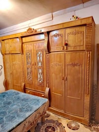 غرفة اخشاب • مستعمل نضيف • مع دشك