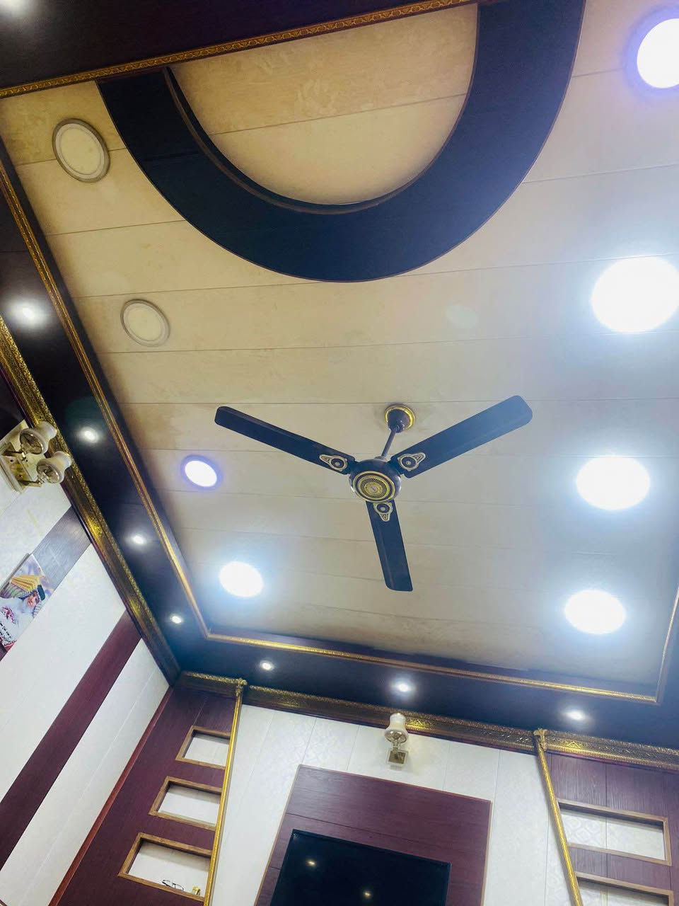 بيت كامل 150 متر طابقين طابو صرف منطقة الحيانية شارع موسى الكاظم 
قرب حسينية الحوراء 
الطابق الاول: صالة + استقبال+ غرفة منام + مطبخ + صحيات داخلية وخارجية 
الطابق الثاني: غرفتين منام + صالة + مطبخ + صحيات + منور + درج خارجي 
هاتف : ‭0772 201 4601‬ البصرة, العراق
