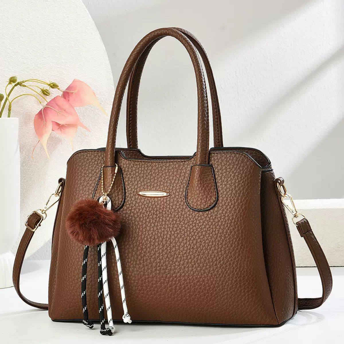 حقيبة جلد سوبر كواليتي عالي ✨️
حقيبة جلد (حجم كبير) بنقشة مميزة وتفاصيل ذهبية راقية
​الملحقات: حزام كتف طويل + ميدالية 
​للطلب والاستفسار: مراسلتنا عبر الخاص 📥
أو واتساب: [ ***********] 📞
​توجد خدمة توصيل لجميع المحافظات 🚚
العنوان // كربلاء شارع النهر قريبا 
#viralvideo #لايكات #محمود_الجبلي #كربلاء #كربلاء_مدينة_العشق_والعاشقين
