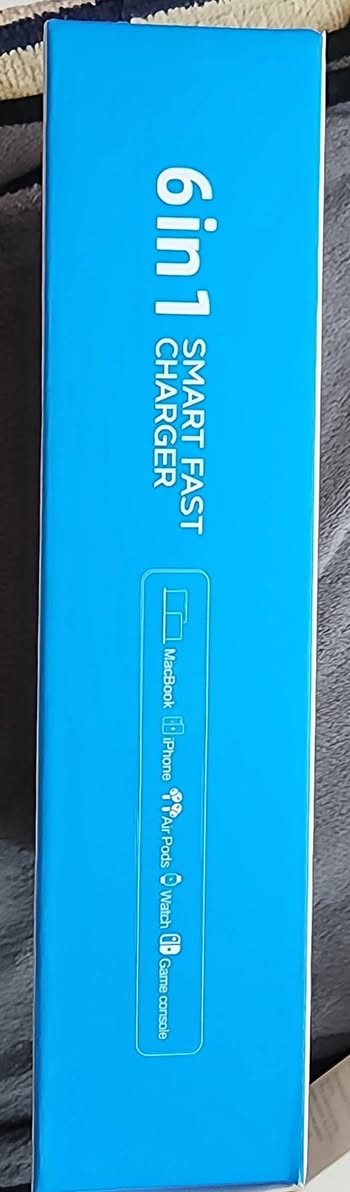 هذا الشاحن هو "محطة طاقة" متكاملة تجمع بين القوة والأناقة والذكاء. إليك مسودة إعلان احترافية تبرز كافة مميزاته بناءً على الصور التي أرفقتها:
⚡ 6 في 1: شاحن ذكي فائق السرعة (Smart Fast Charger) ⚡
وداعاً لزحمة الأسلاك وفوضى الشواحن!
هل تبحث عن حل واحد يشحن جميع أجهزتك في وقت واحد وبأقصى سرعة؟ إليك المحطة المتكاملة التي تجمع بين الشحن السلكي واللاسلكي بتصميم عصري وأداء جبار.
🌟 أهم المميزات التي تجعل هذا الشاحن اختيارك الأول:
 * قوة جبارة (72 واط): إجمالي طاقة تصل إلى 72W، مما يسمح لك بشحن عدة أجهزة ثقيلة في وقت واحد دون ضعف في الأداء.
 * 6 وظائف في جهاز واحد:
   * شحن لاسلكي مغناطيسي MagSafe بقوة 15W.
   * منفذ PD 45W (مثالي لشحن أجهزة MacBook واللابتوب).
   * منفذ PD 30W (شحن سريع جداً للآيفون والأندرويد).
   * منفذين QC 3.0 بقوة 22.5W لكل منهما (للهواتف والأجهزة الأخرى).
   * قاعدة مدمجة لشحن ساعة آبل (Apple Watch).
   * مكان مخصص لشحن السماعات اللاسلكية (AirPods).
 * تقنية PPS المتطورة: تقنية "Programmable Power Supply" التي تضمن توصيل الطاقة المناسبة تماماً لجهازك للحفاظ على عمر البطارية.
 * إضاءة AURA SYNC: أضف لمسة جمالية لمكتبك مع إضاءة RGB ذكية يمكن التحكم بها وتعديلها.
 * دعم شامل لجميع الأجهزة: سواء كان لديك MacBook، iPhone، AirPods، Apple Watch، أو حتى منصة ألعاب (Game Console)، فهذا الشاحن جاهز لها جميعاً.
🛡️ أمان تام لك ولأجهزتك:
الجهاز مزود بنظام حماية خماسي متطور:
 * حماية من تسريب الكهرباء.
 * حماية من التيار الزائد.
 * حماية من الارتفاع الزائد لدرجة الحرارة.
 * حماية من الماس الكهربائي.
 * حماية من الجهد العالي (Over-voltage).
✅ لماذا تقتنيه الآن؟
 * توفير مساحة: جهاز واحد بدلاً من 6 شواحن مختلفة.
 * جودة عالية: مصنوع من الألمنيوم المتين والمواد المقاومة للحرارة.
 * مثالي للمكتب والسرير: تصميم رأسي (Sleek Design) لا يأخذ مساحة ويجعل شكل مكتبك احترافياً.


**إذا كنت صاحب هذا الإعلان وتريد حذفه لأي سبب، رجاءا أرسل رسالة إلى الدعم الفني**