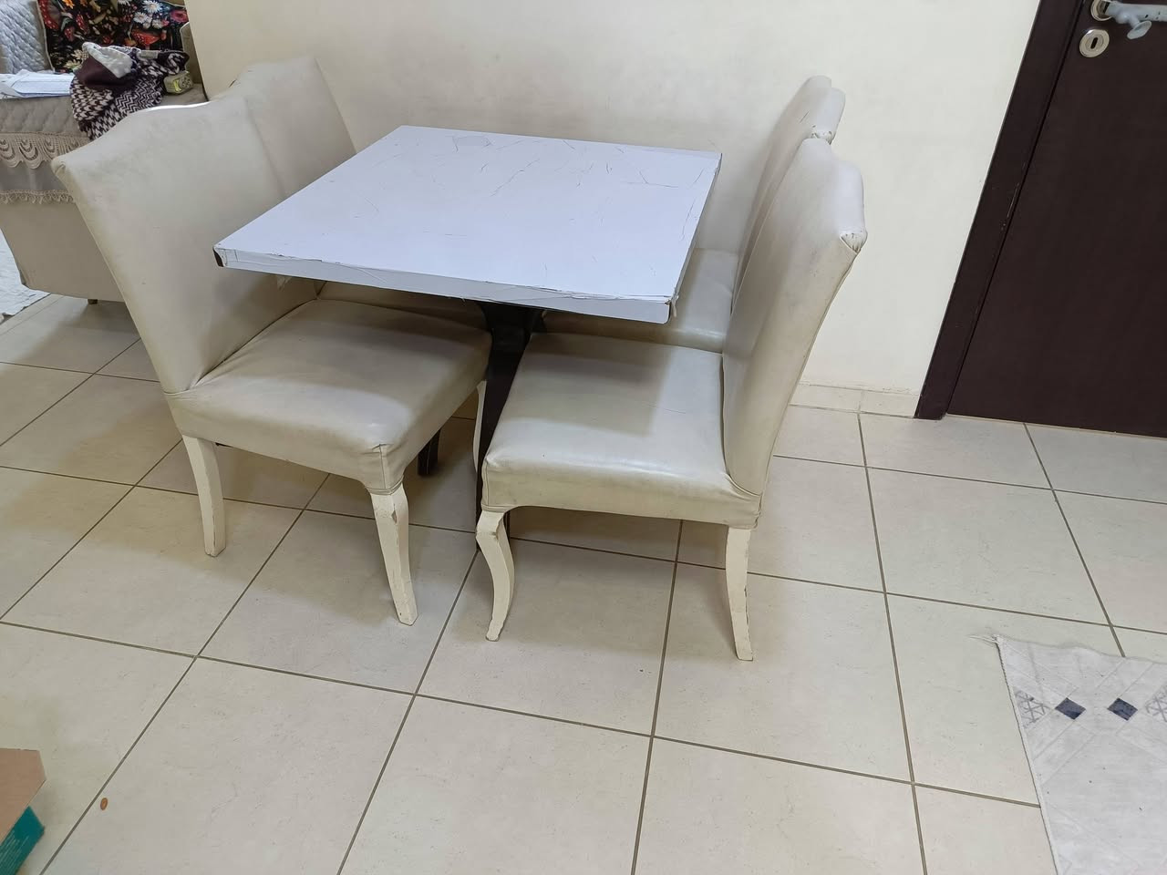 ثلاجة + ميز طعام
للبيع
..........
ثلاجة اكبر حجم ٢٨ قدم 
كونكورت اللبناني ماطور ماليزي الاصلي
تستوعب ١٠٢ كيلو و ٧٨٠ لتر 
جديدة بمعنى الكلمة 
..........
ميز طعام انتيكة كويتي
خشب لون صاجي مغلف بجلاد ابيض للحفاض عليه
مع اربع كراسي سفنج مغلفة بجلد
.......
العنوان ناصرية مركز
للاستفسار واتساب غير متوفر على الفيس
***********
(غير متوفر على الفيس الاتصال بالرقم)
