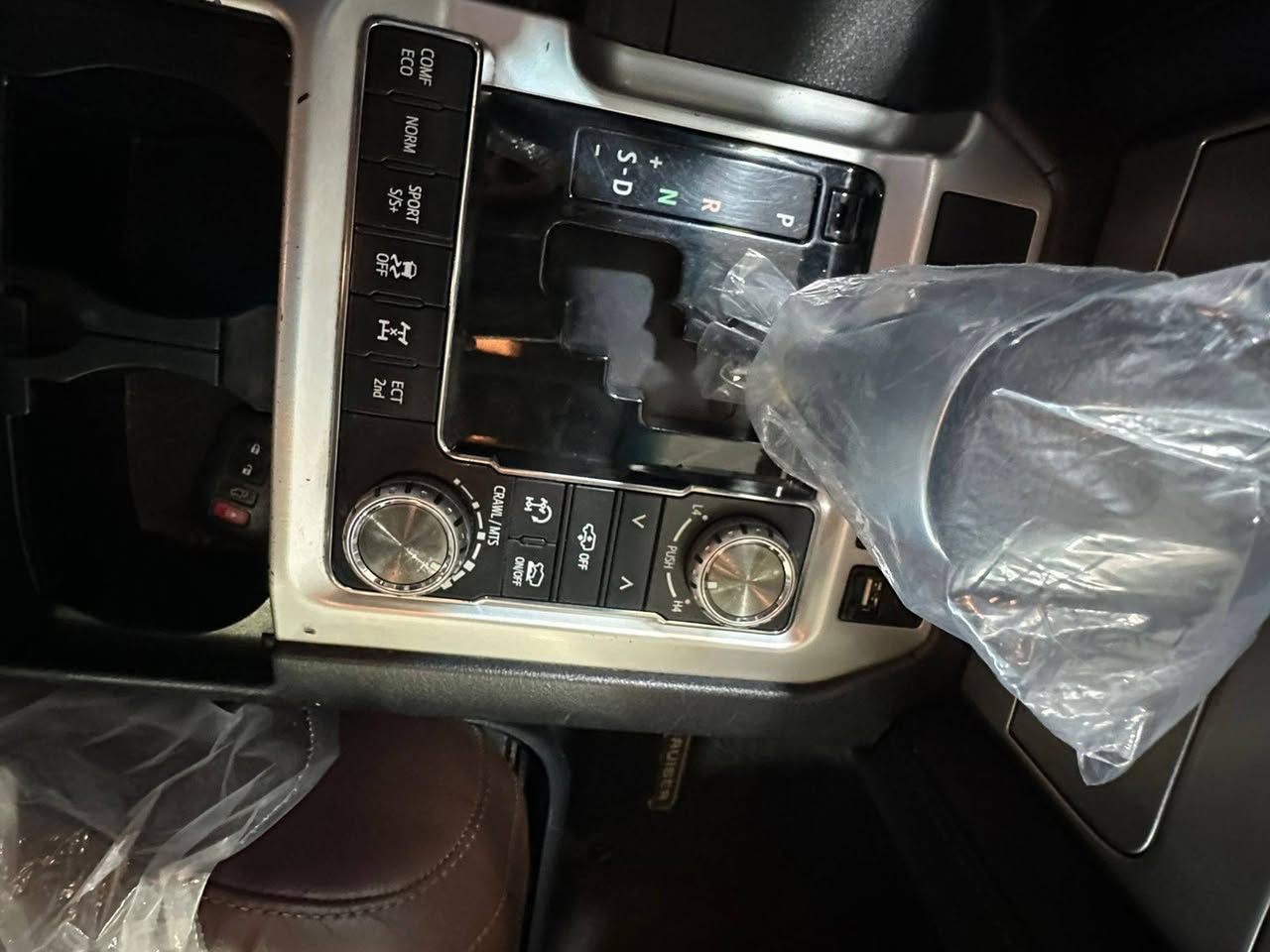 سلام عليكم لاندكروز ٢٠١٧ في إكس اس ٥٧٠٠ مواصفات لكزز رادار أمامي رادار خلفي تحديد مسار نقاط عمياء جكات تصعد تنزل خزن ميموري داخل قرميدي ٣شاشات باب خلفي كهرباء ستيرن كهرباء تدفئه تبريد كشنات ٤كامرات كشاف ظباب تخم تاير دنلوب ٤بصمات بيبان تشغيل عن بعد كير ٨ نمر صبغ جاملغ امامي وباب خلفي وربع لباب الخلفي ماشيه ١٤٠ سعر ***********
