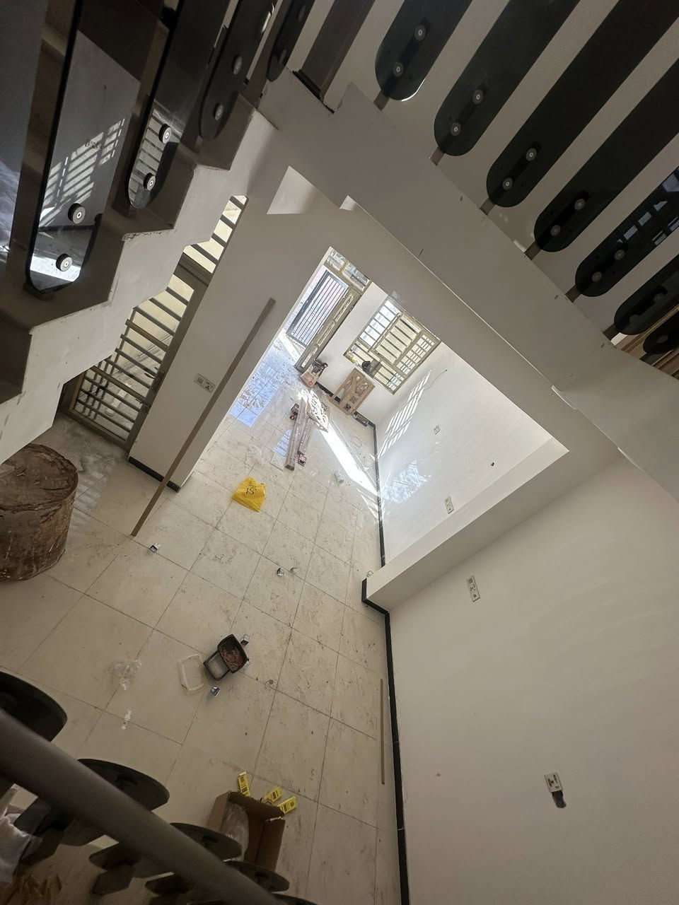 حي الأساتذه 

السلام عليكم 

دارين للبيع يباع واحد أو اثنينهم 

المساحه 100م طابو زراعي 

بناء 2025

يعني بالباكيت جديدددددد

استوه طالع الاسطه منعنده 

ومشروع مجاري الحله بالباب يعني متعب روحك ماء كهرباء تبليط مدارس مستوصف 

يحتوي كل منهم غرفتين استقبال مفتوح ع الكليدور 

مطبخ صحيات داخليه وخارجيه 

حتى السخان والماطور شاديهن

كما موضح بالصور 

استفسار اكثر ***********
