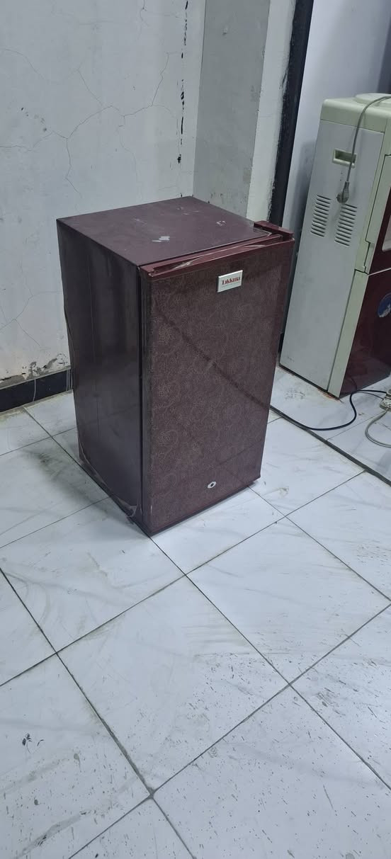 مرحبآ ثلاجة ماركة توكما خمسة قدم مكتبية مال غرف نوم شغالة وظمان بشغلهة نظافتهة[ 💯 ] للبيع سعرهة 75 بيهة مجال بسيط ***********
