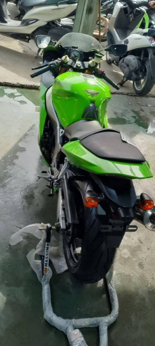 سلام عليكم دراجة كاوزاكي موديل 2004 الدراجه مزاد وارد يابان طالعه من محلات كلشي وكلاشي مثل مموضح بالصورة الدراجه خير من الله دخولها صار سنه الدراجه فقط على ايدي وادامتها وترتيبها كله يم كرار الطائي المكينه ممفتوحه اسبانه مواكعه عليها ممشى الدراجه قطعت مسافه عندي فقط 2800 كيلو متر الدراجه على وضع الشركه فقط غيرت المري والجامه والاكزوز وكلهن يمي البلاد والشديتهن جدد كلهن موجودات الي راغب بالشراء سعرها فقط 37 بدون رقم ♥️ وبالعافية عل ياخذها


**إذا كنت صاحب هذا الإعلان وتريد حذفه لأي سبب، رجاءا أرسل رسالة إلى الدعم الفني**