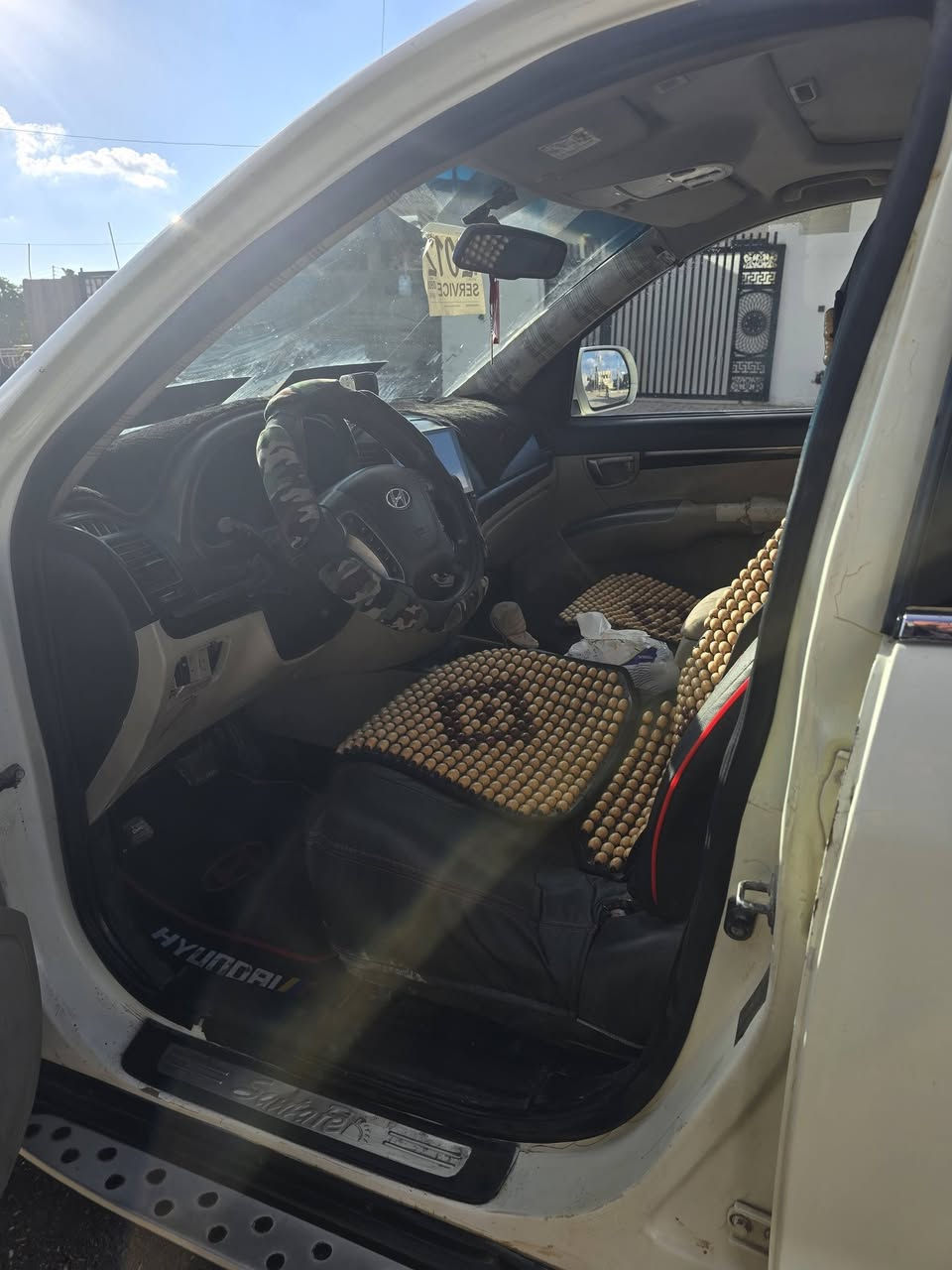 سنتافي 2010 محدثة 2012 بالكامل.
المحرك والكير بحالة ممتازة.
السيارة محرك 6 سلندر، المرغوب 3500.
بصمة تشغيل، فول الفول 1 على 1.
السيارة مصبوغة حزام، وتم تبديل سقفها.
تريد تحويل أو وكالة سنوية حتى عام 2027.
الدشبول شاشة، الكهربائيات كاملة.
بصمة يد وبصمة تشغيل.
البيع مستعجل والله، ولن أعطيها بأقل من سعر قفلها وغير قابل للتفاوض إطلاقًا. ورجاءً بلا إحراج، السعر 100 ورقة.
 ناسبك السعر اتصل، وإذا لم يناسبك فلا تحرجني.
***********
