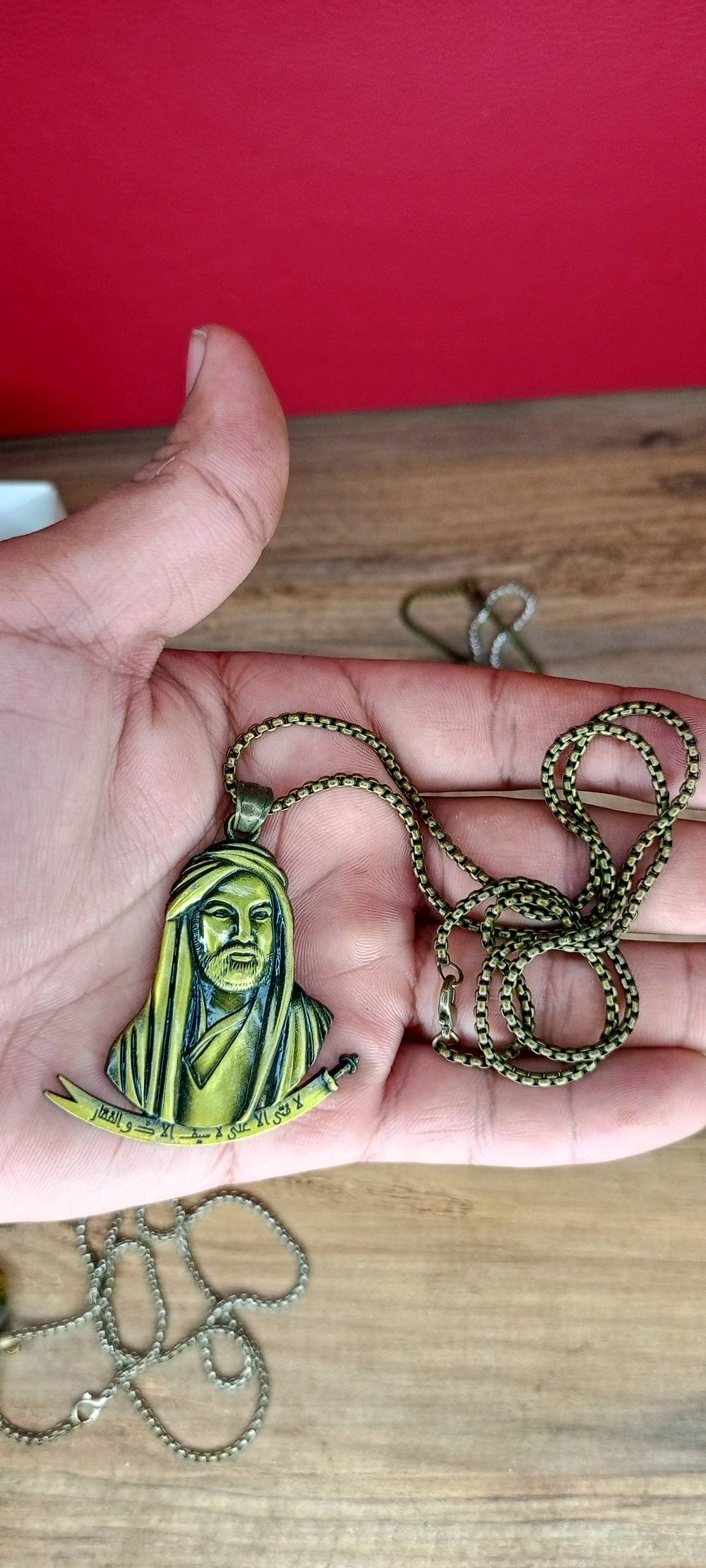 قلادة مميزة بتصميم يمثل شخصية تاريخية بالحفر والتنفيذ الدقيق. السلسلة تأتي بتصميم يجعلها ملائمة للارتداء اليومي أو للمناسبات الخاصة. متوفر منها بسلسلة معدنية أو بخيط قماش متين ليناسب جميع الأذواق. خيار رائع لمن يبحث عن إكسسوار يجمع بين الجمال والتراث.