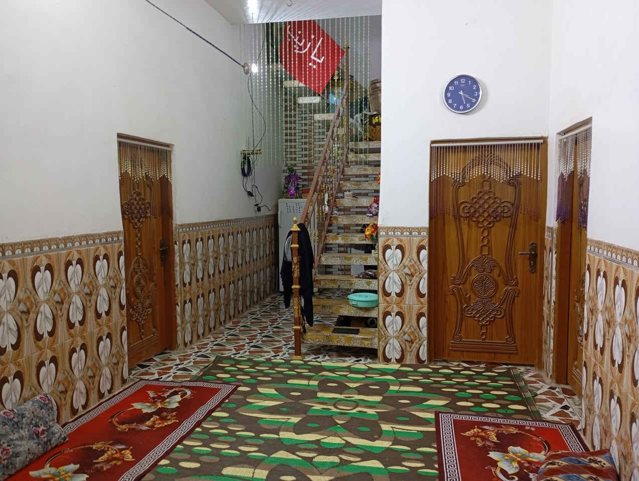 سلام عليكم بيت ركن  وعرصة للبيع المساحة الكلية 250 متر البيت يحتوي على ثلاث غرف وصالة واستقبال وصحيات ومطبخ العنوان الحولي قرب سيد جمال الياسري 
الاستفسار ***********
