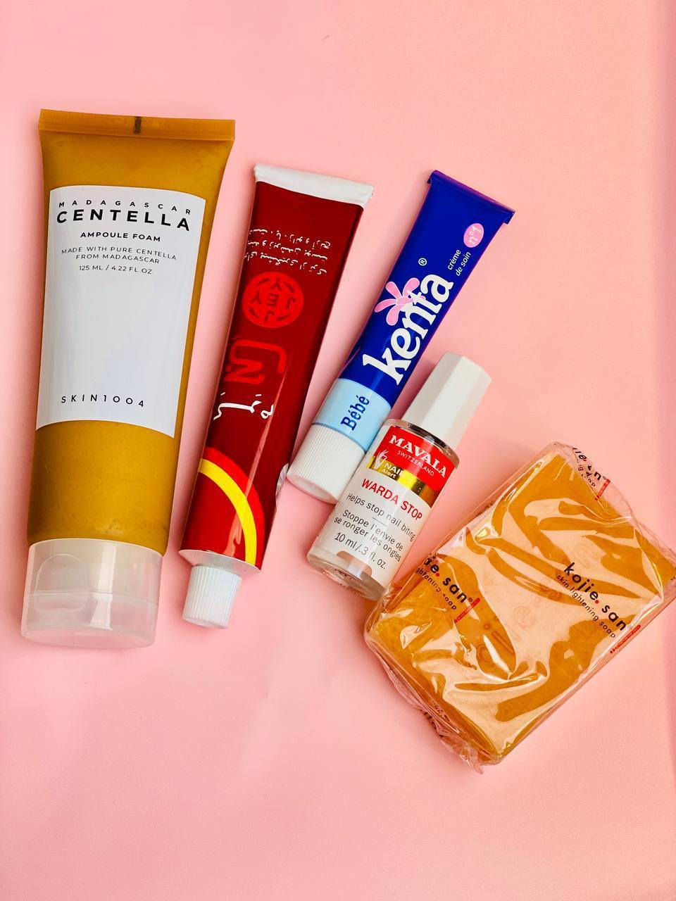 عرض عناية متكامل يجمع إشراقة البشرة، تفتيح المناطق، نعومة اليدين والقدمين، وتقوية الأظافر 💯💯
يتكون من 💯
1️⃣ غسول SKIN1004 Madagascar Centella Ampoule Foam
غسول لطيف ينظف البشرة بعمق بدون ما يسبب جفاف، يزيل الأوساخ وبقايا المكياج وينقّي المسامات، ويحتوي على السنتيلا اللي تهدئ البشرة وتقلل الحبوب والاحمرار. يخلي البشرة نظيفة، ناعمة ومهيأة لباقي العناية، ومناسب لكل أنواع البشرة حتى الحساسة 🌿

2️⃣ كريم JEY كرم جي الإيراني لليدين والقدمين
كريم غني يرطب بعمق ويعالج الجفاف والتشققات، يساعد على تنعيم اليدين والقدمين من أول استخدام، ومع الاستمرار يعطي مظهر صحي وملمس مخملي. مثالي للي تعاني من خشونة القدمين أو جفاف اليدين، ويخليهم ناعمين ومرتبين ✨

3️⃣ كريم كينتا Kenta
كريم فعّال يساعد على تفتيح المناطق الداكنة تدريجياً، يوحد لون البشرة ويرطبها بنفس الوقت، مناسب للاستخدام اليومي ويعطي نعومة وإشراقة واضحة مع الاستمرار 🤍

4️⃣ Mavala Stop للأظافر
منتج مخصص للعناية بالأظافر، يقلل من عادة قضم الأظافر ويساعد على تقويتها وحمايتها، يخلي الأظافر مرتبة وأقوى ويعطيها مظهر صحي وأنيق 💅

5️⃣ صابونة Kojie San
صابونة معروفة بتفتيح البشرة وتوحيد لونها، تساعد على تقليل التصبغات والبقع الداكنة، وتنطي إشراقة ونقاء مع الاستخدام المنتظم، وتناسب الجسم والمناطق اللي تحتاج تفتيح ✨


**إذا كنت صاحب هذا الإعلان وتريد حذفه لأي سبب، رجاءا أرسل رسالة إلى الدعم الفني**