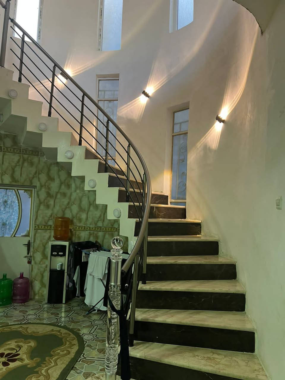 دار 250م طابقين وحديقة وكراج بالعمداء مصفر سعره جدااااااااا مناسب الشراي يتصل ويدلل
***********
