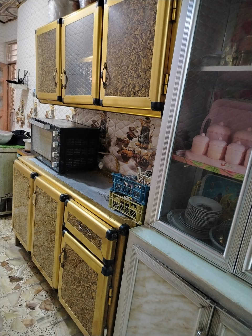 كاونتر ومعرض الكاونتر الطول مترين ارتفاع متر وعشرين  كامل السعر 180وبي مجال مكان كربلاء حي الغدير الرقم *********** بي واتساب
