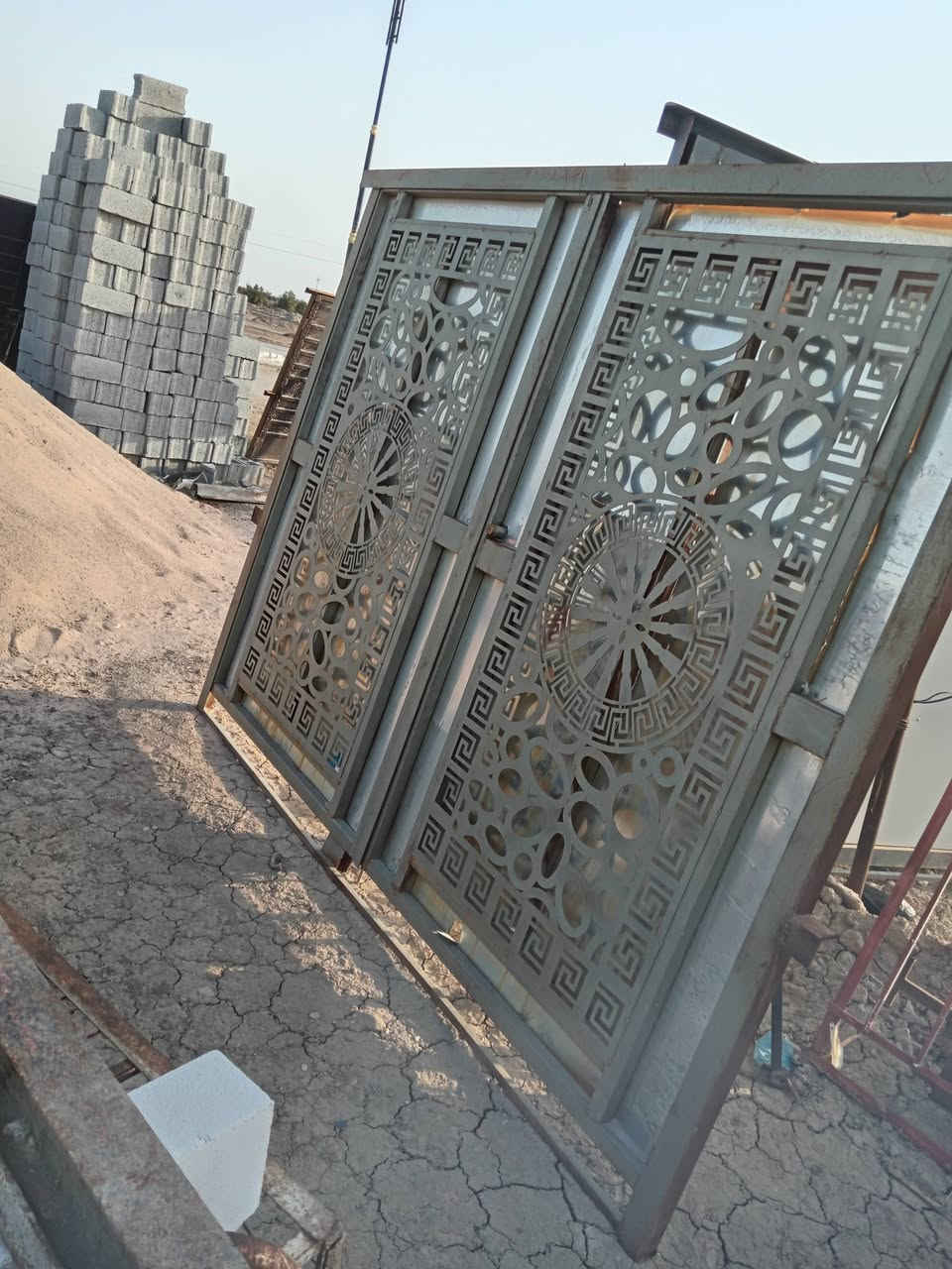 سلام عليكم بيبان ثقيل جدد
السود سعره 300 وبي مجال طول 3 متار 

والبقيه علا 175 وبي مجال طول مترين ونص

العدد 4 بيبان ذي قار شطره ***********
